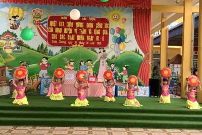 Đoàn đại biểu UBND huyện Xuân Trường về thăm và tặng quà các cháu trường MN Xuân Thượng nhân ngày Quốc tế thiếu nhi 01/6