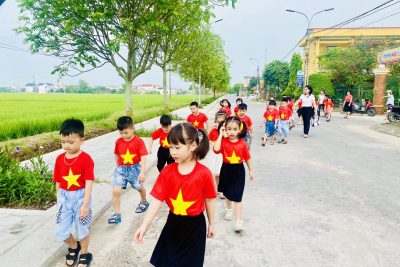 Trường mầm non Xuân Thượng tổ chức cho trẻ tham quan trường tiểu học