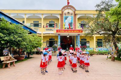Trường mầm non Xuân Thượng tổ chức cho trẻ tham quan chùa Thượng Phúc, viếng nghĩa trang liệt sĩ và thăm cánh đồng lúa